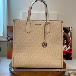 New- Michael Kors “MAPLE” tote New